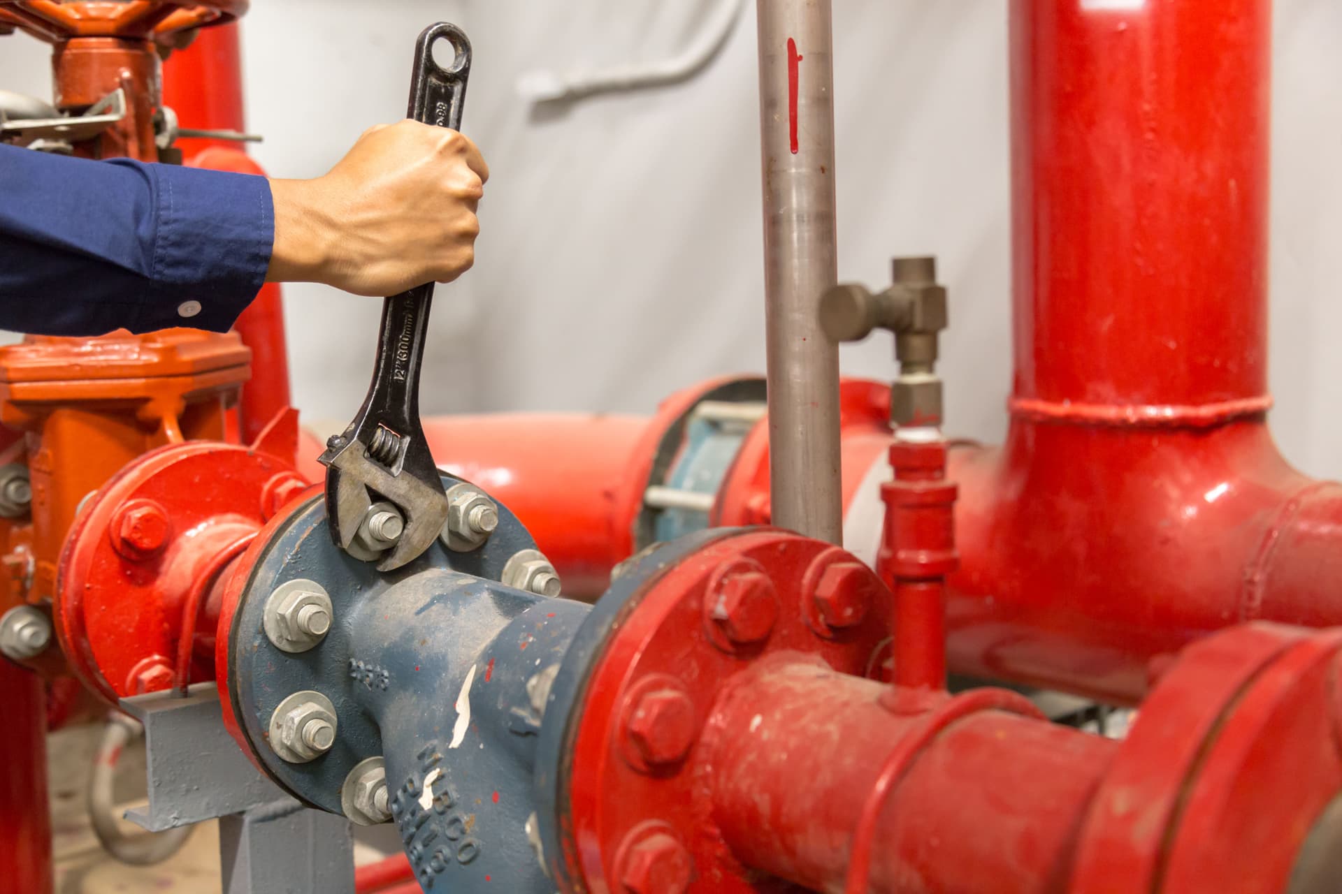 plumber-repairing-performing-maintenance-big-water-pipes-min,jpg